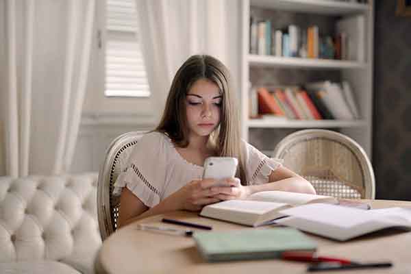 Social media depression affects teens who say they are constantly online